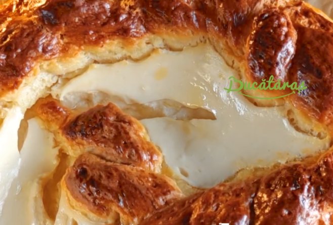 Pască cu aluat fără frământare și umplutură de brânză dulce - Rețeta delicioasă de casă