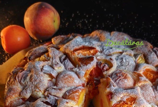 Prăjitură pufoasă cu iaurt și fructe - Rețeta simplă și delicioasă