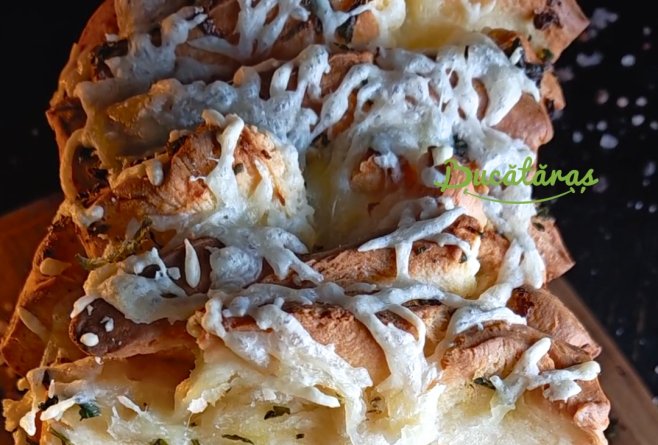 Pâine pufoasă cu unt, pătrunjel și usturoi - Rețeta savuroasă de casă