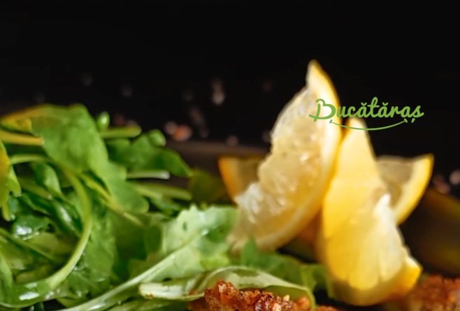 Șnițel în crustă de pâine, cu salată - Rețeta simplă și savuroasă