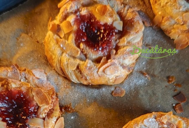 Melcișori cu nucă și gem - Desertul rapid și delicios