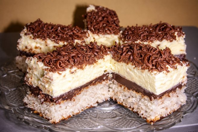 Desert prajitura cu nuca de cocos, ciocolata si crema
