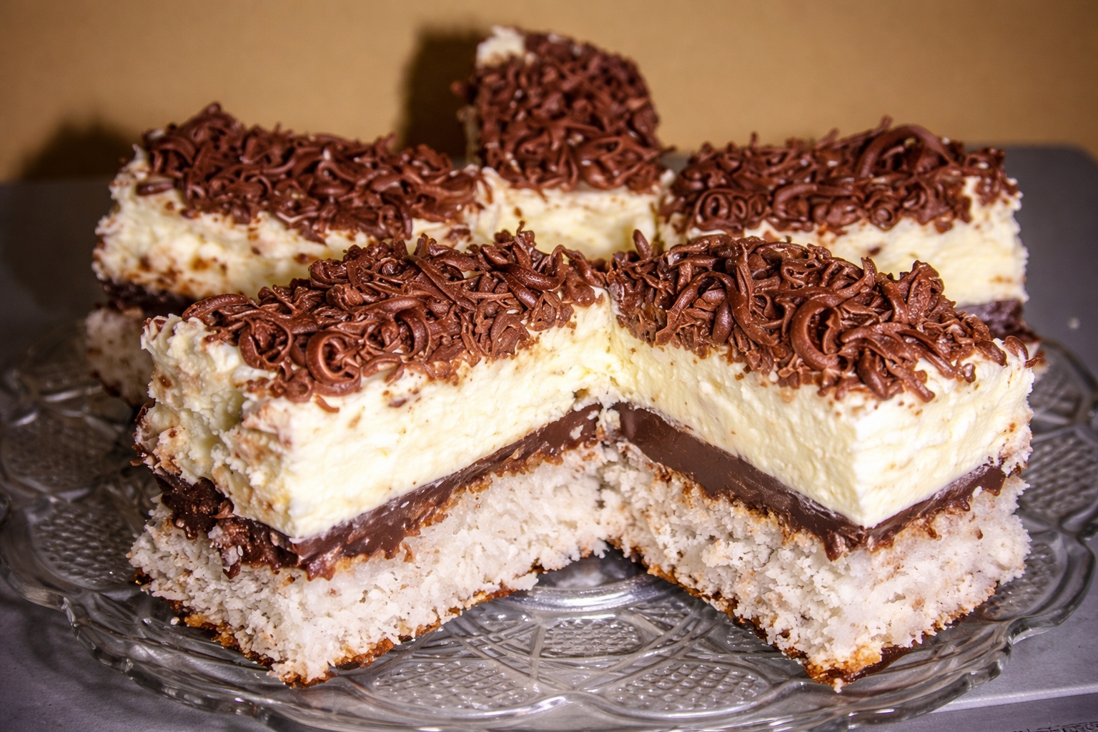 Desert prajitura cu nuca de cocos, ciocolata si crema