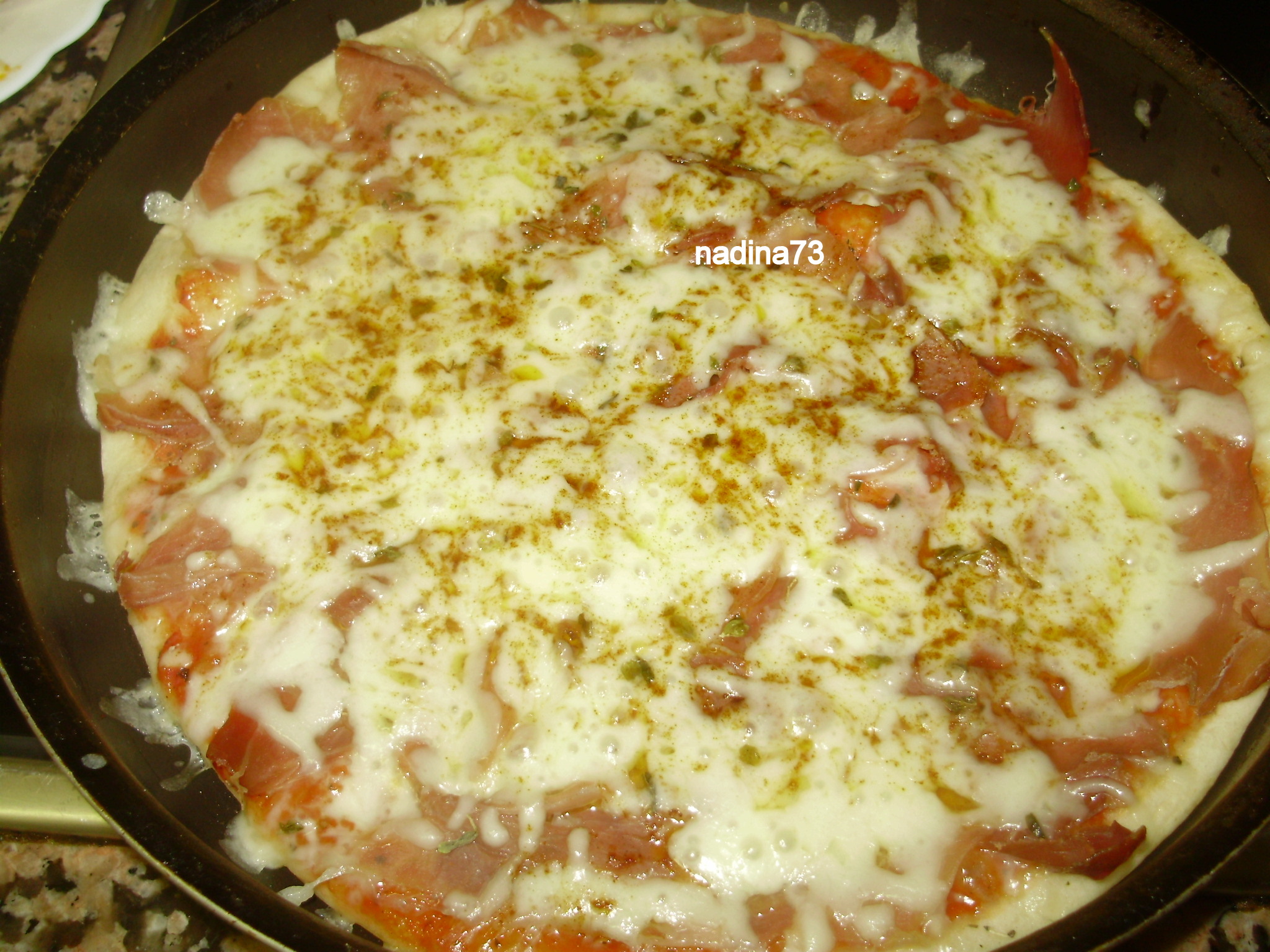 Pizza cu jamon si  mozzarella