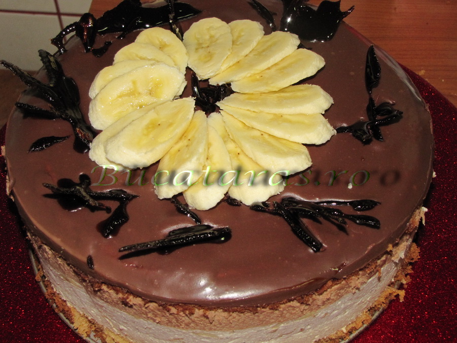 Tort cu mousse caramel, banane si ciocolata