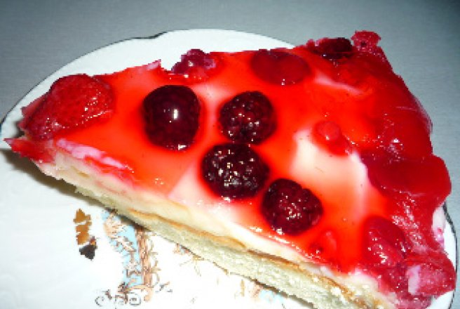 Tarta cu capsuni si fructe de padure