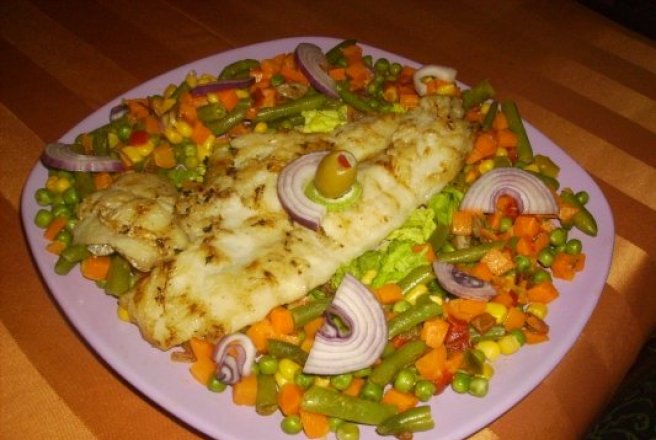 File de pangasius pe grill cu amestec de legume