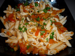 Penne din orez in sos cald de legume la wok