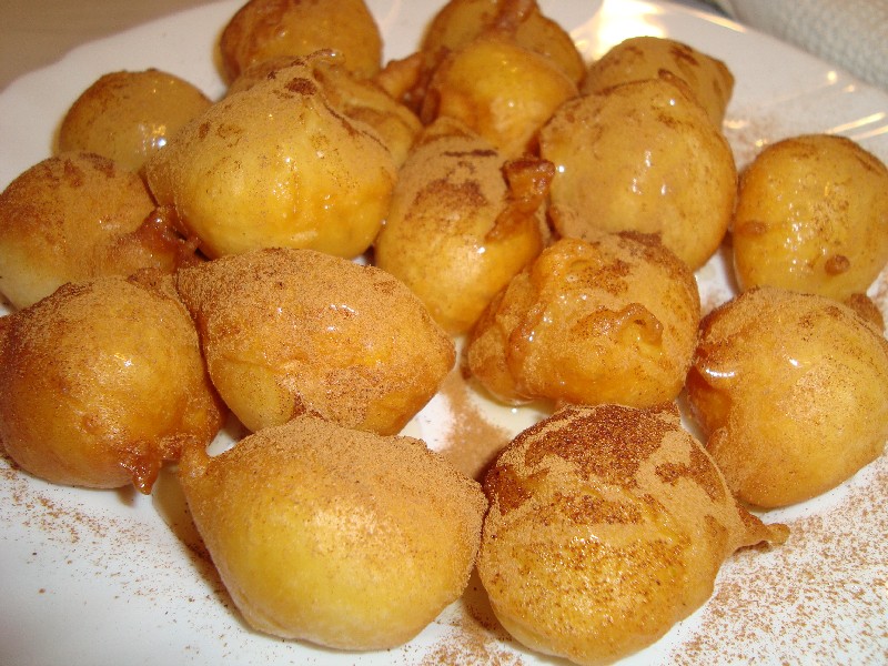 Loukoumades (gogoşi cu miere)