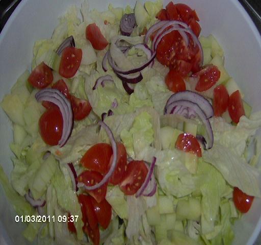 Eisbergsalat cu legume,telemea si somon in sos de mozzarella