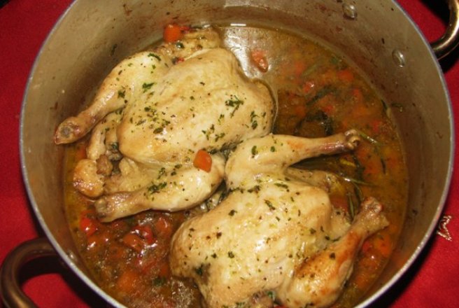 Poussin (pui mic) pe pat de supa de legume inabusite