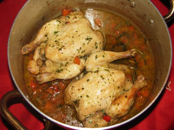 Poussin (pui mic) pe pat de supa de legume inabusite