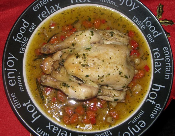 Poussin (pui mic) pe pat de supa de legume inabusite