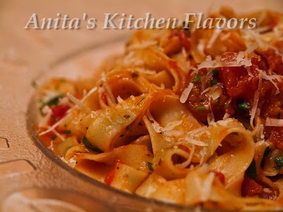 Tagliatelle con pomodoro e basilico