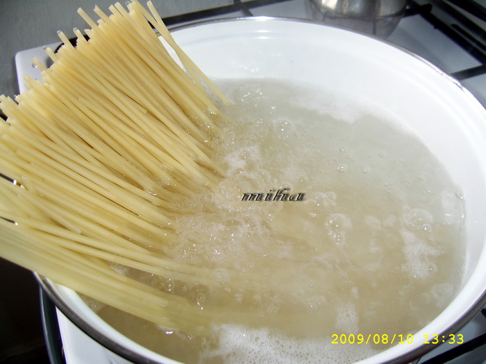 Spaghetti cu sos picant de vitel