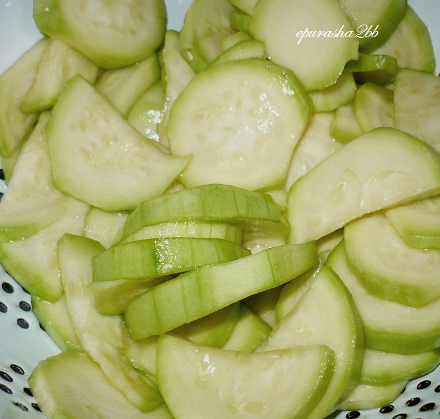 Salata de spanac cu ciuperci si dovlecei pane