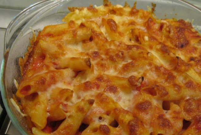 Penne cu sunca si cascaval la cuptor