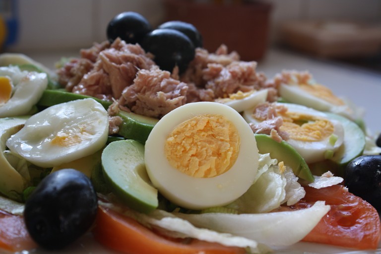 Salata cu avocado, ton si dressing de iaurt