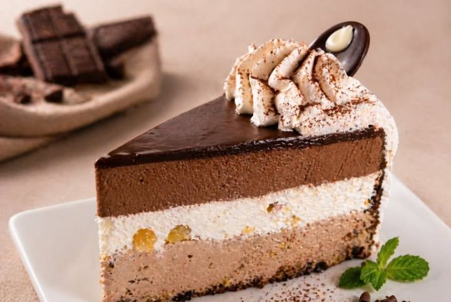 Tort cu 3 feluri de crema.