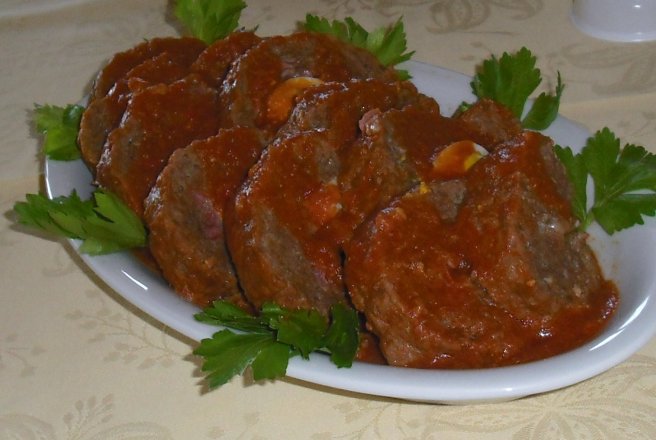 Rulada de carne in sos de rosii