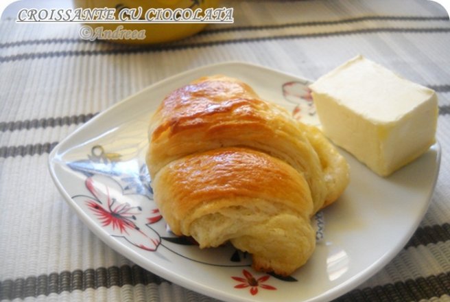 Croissante cu ciocolata