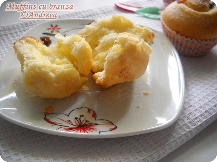 Muffins cu branza si stafide