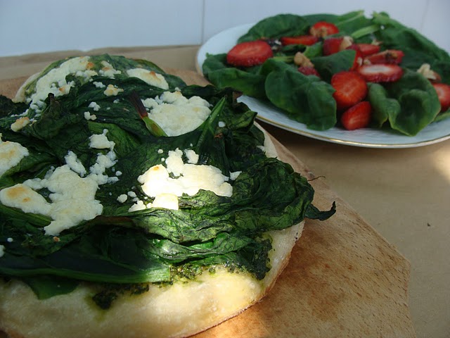 Pizza cu spanac si pesto cu o salata de capsuni cu spanac