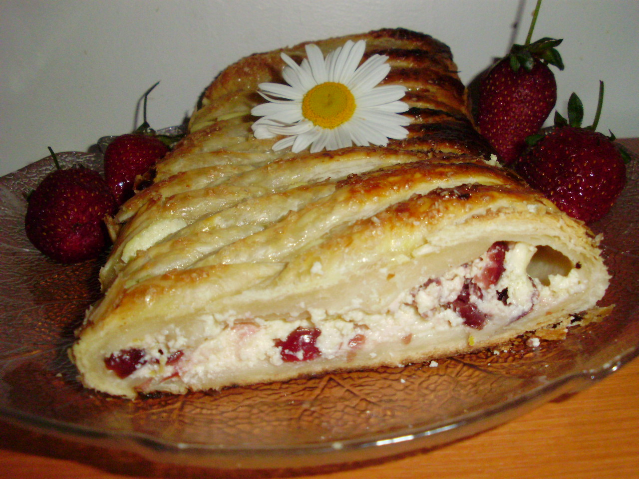 Strudel cu branza de vaci si merisoare