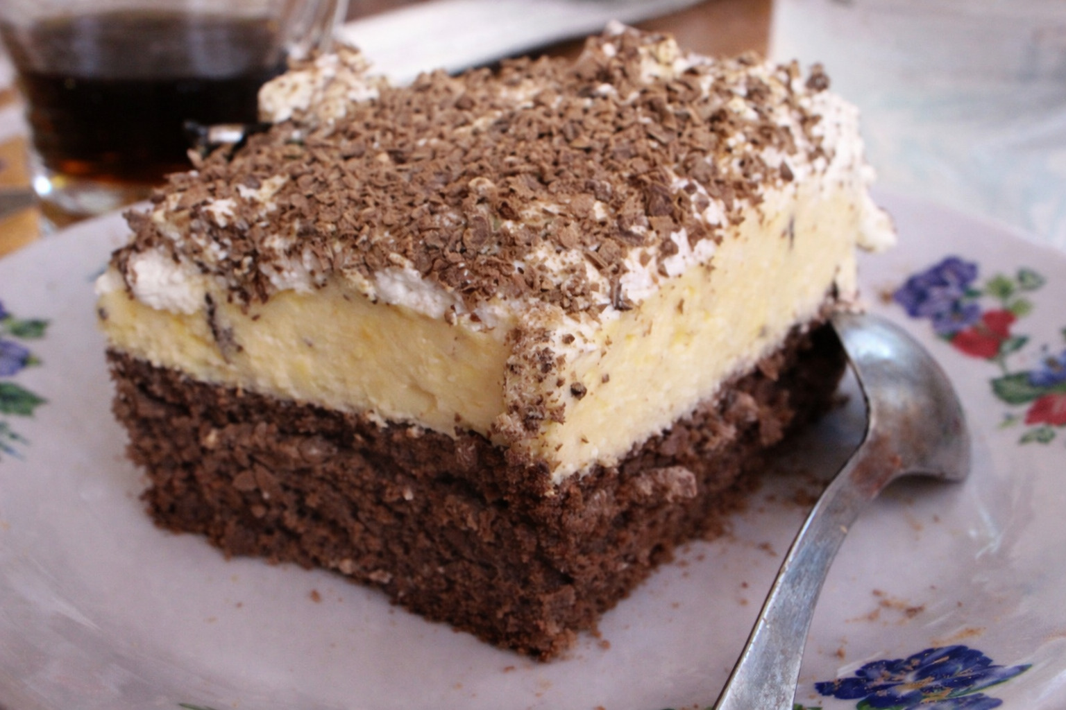 PRAJITURA CU CREMA DE VANILIE SI BEZEA