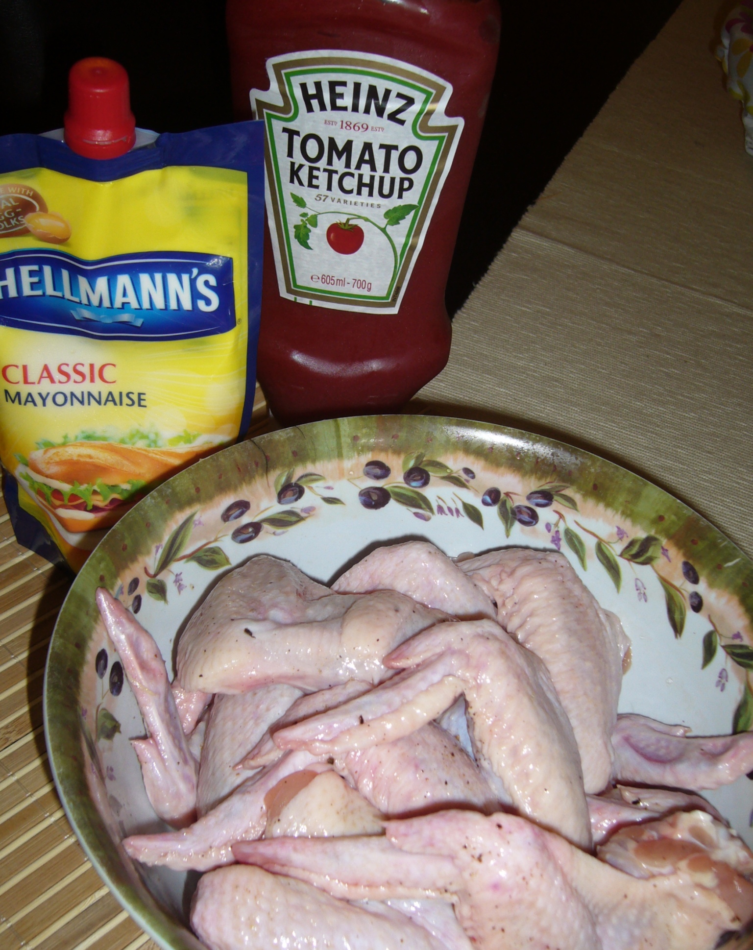 Aripioare de pui marinate in sos roz