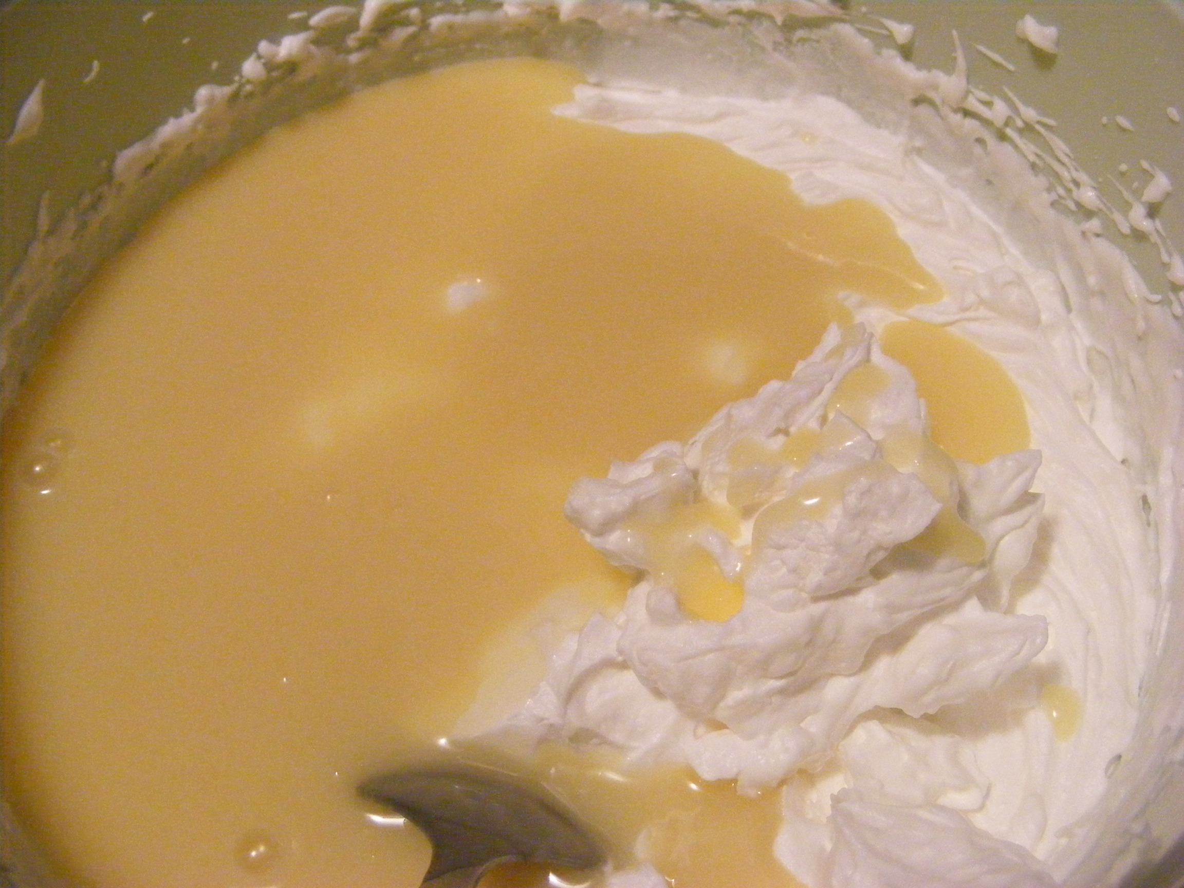 Tort cu lemon curd si mousse de ciocolata alba