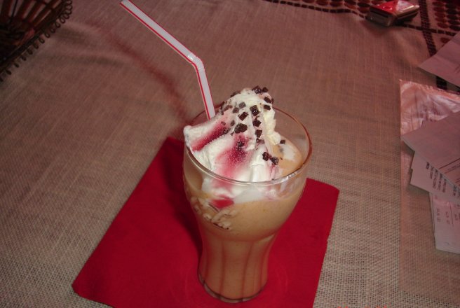 MILKSHAKE DE CAISE cu INGHETATA DE VANILIE 