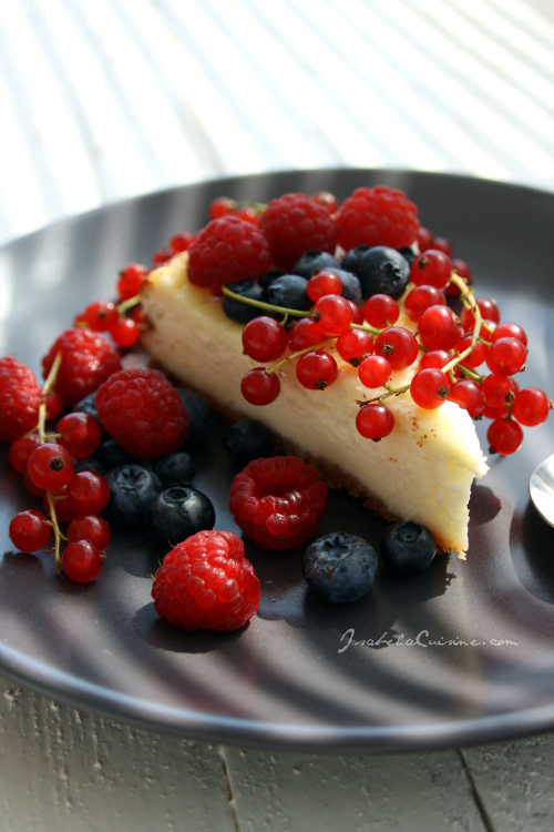 Cheesecake de vara, cu zmeura, afine si coacaze rosii