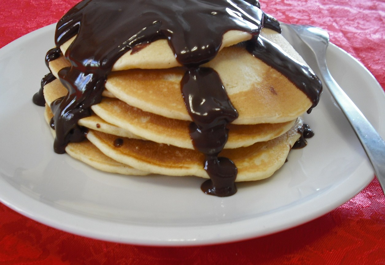 Pancakes (clatite americane) cu sos de ciocolata...
