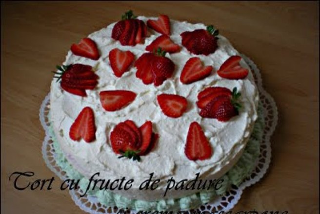 Tort cu fructe de padure si crema mascarpone