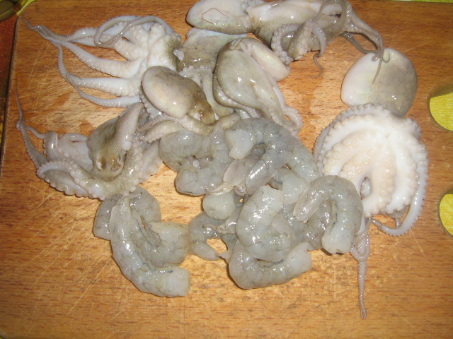 Fructe de mare (midii, scoici (vongole verace)si puisori de caracatita