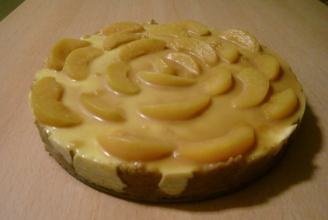 Tarta de queso con melocotones y caramel(Tort cu crema de branza ,piersici si caramel)