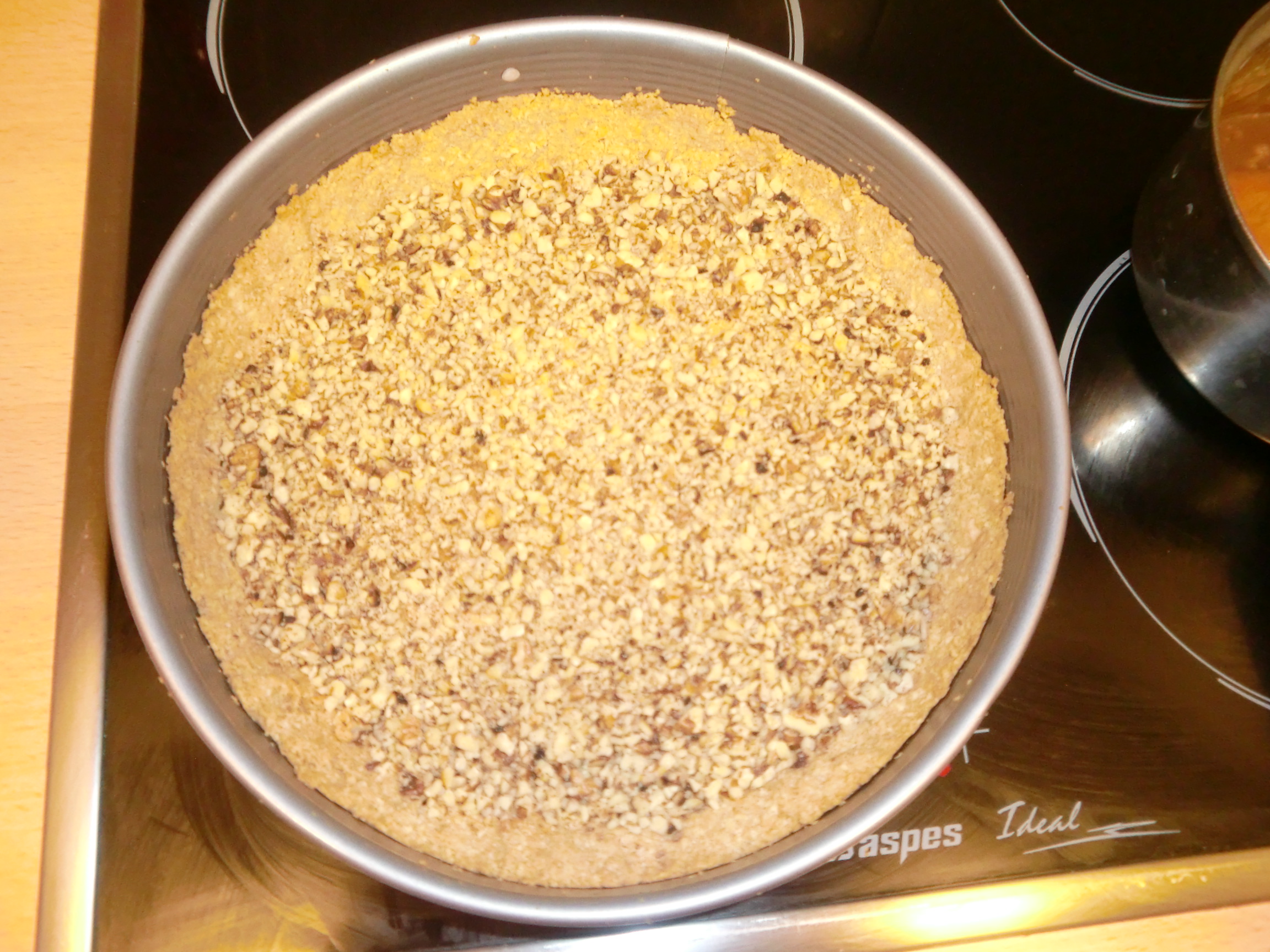 Tarta de queso con melocotones y caramel(Tort cu crema de branza ,piersici si caramel)