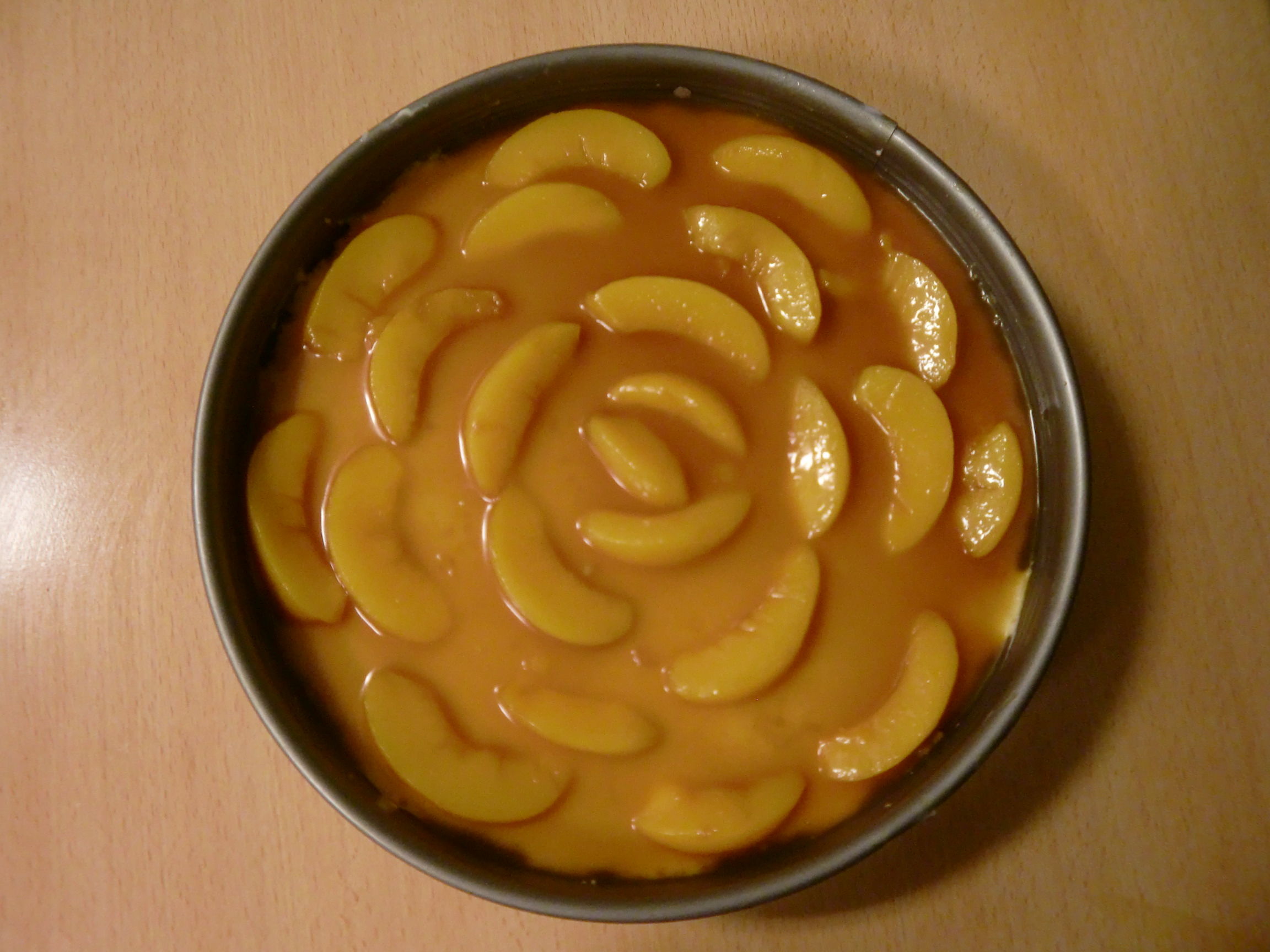 Tarta de queso con melocotones y caramel(Tort cu crema de branza ,piersici si caramel)