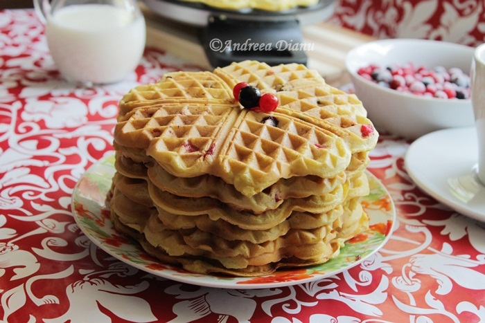 Waffles cu coacaze rosii si negre