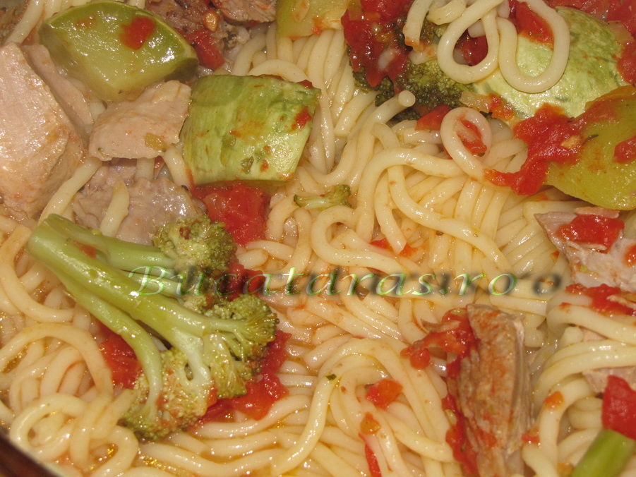 Spaghete cu curcan, broccoli si dovlecei