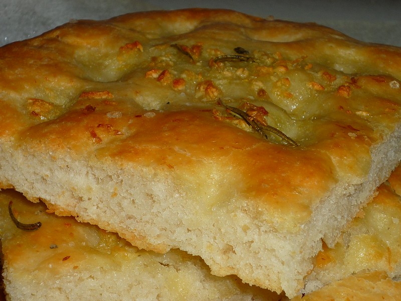 Focaccia alla genovese cu usturoi si rozmarin