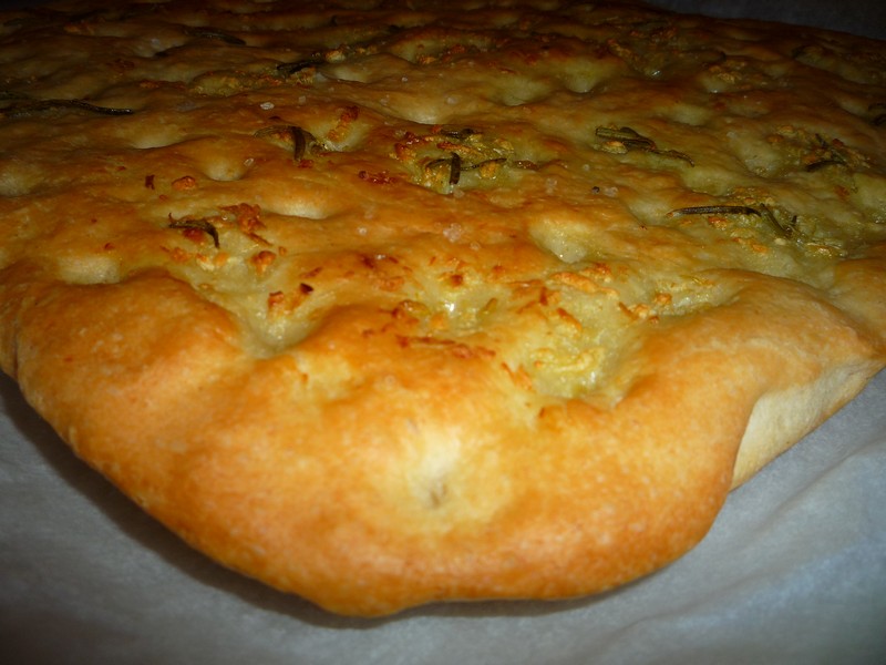 Focaccia alla genovese cu usturoi si rozmarin