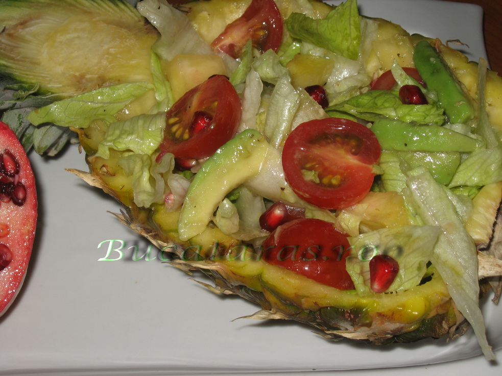 Salata cubaneza cu avocado si ananas