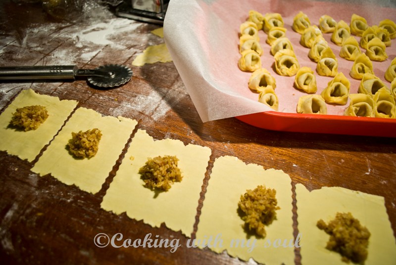 Tortellini de casa cu varza si sos de rosii