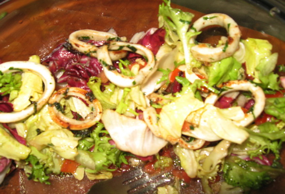 Salata cu inele de calamar si vinegreta de rosii