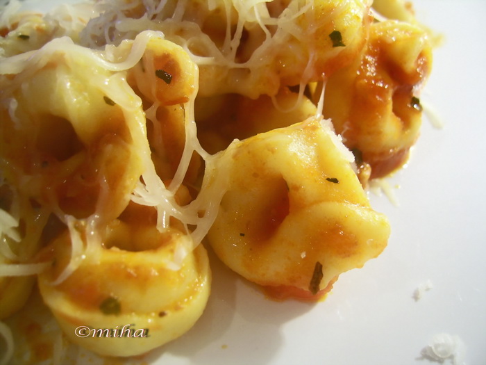 Tortellinni cu carne si sos de rosii