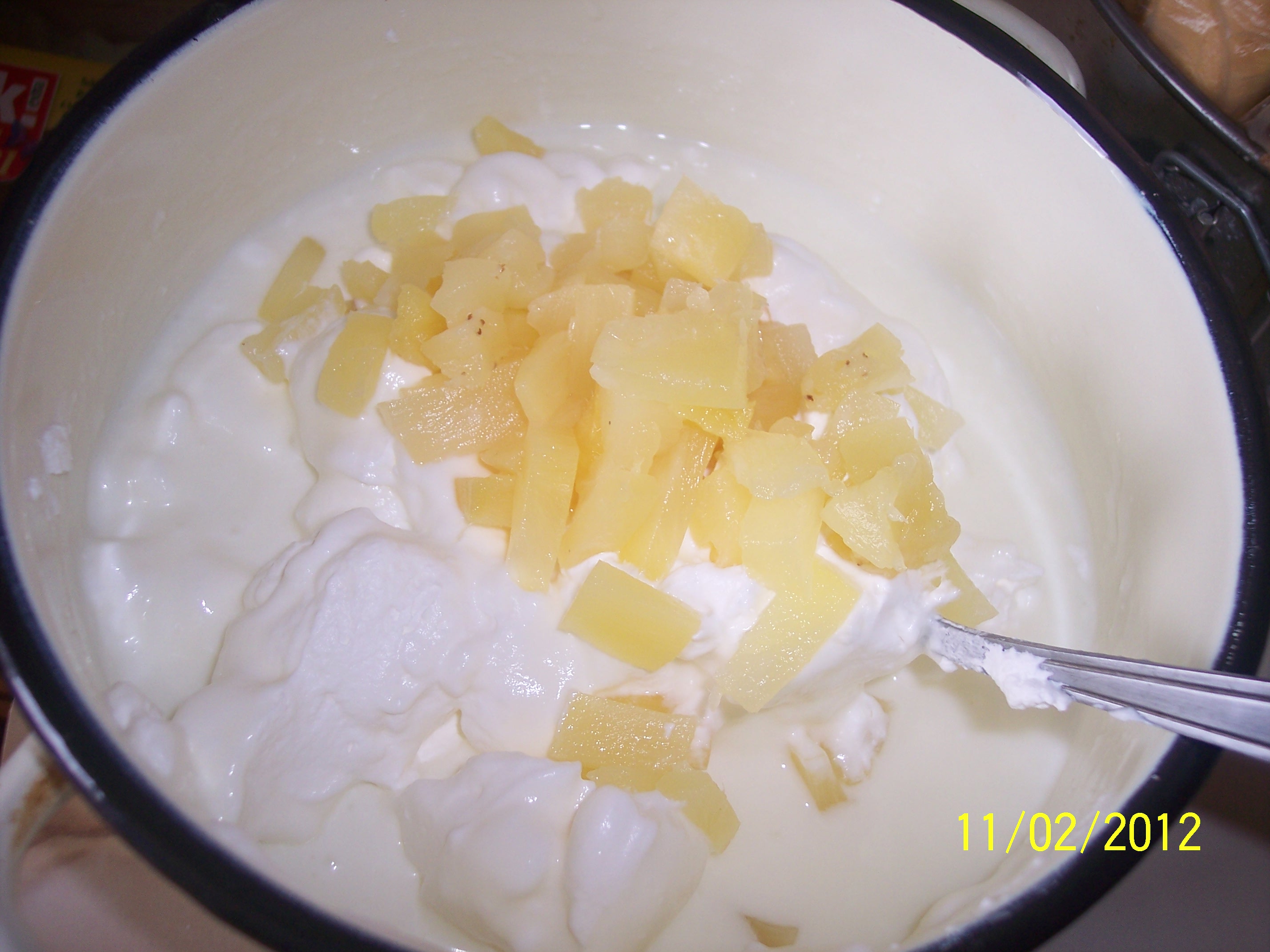 Tort cu crema de iaurt si ananas