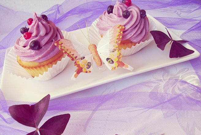 Cupcakes şi tartă cu cremă de lămâie şi mure