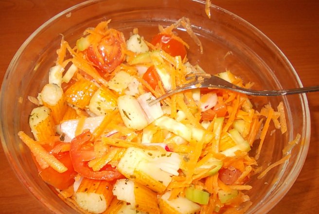 Salata cu surimi (pasta din carne de peste)